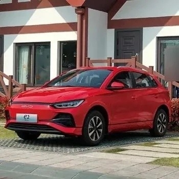 43.2kwh Capacidad de batería Coche eléctrico con colores blanco gris rojo azul y 405 Km de alcance