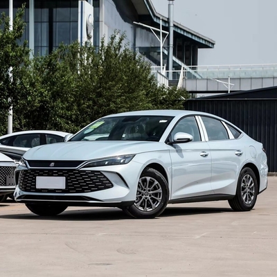 Capacidad del tanque de combustible de 50-80L Sedan de automóvil eléctrico de tamaño medio Byd Qin L EV con carrocería integral