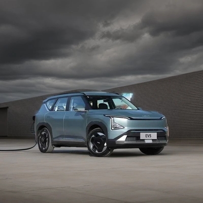 Kia EV5 2023 Vehículo eléctrico puro de energía renovable azul con una vida útil ≤ 1 año